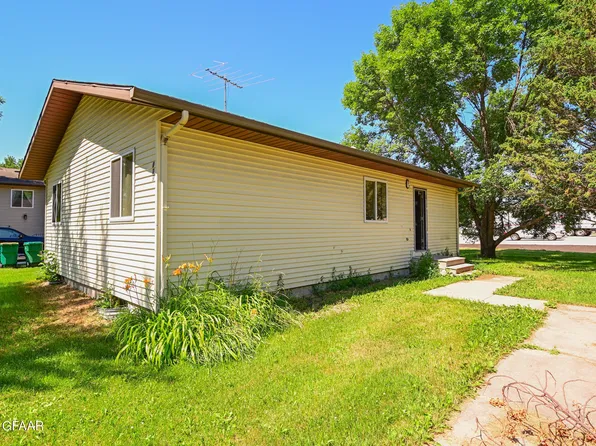 562 4th St SE, Mayville, ND 58257