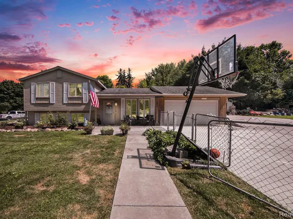 1820 Stephens Dr, Ypsilanti, MI 48198
