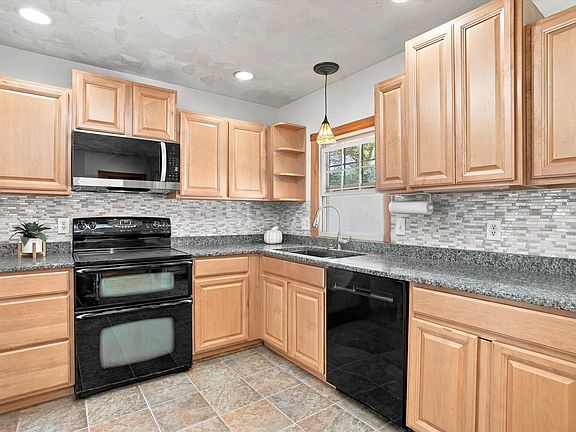 4th image of 8 Beauchesne Drive