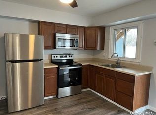 10 Oxford St, Lindenhurst, NY 11757