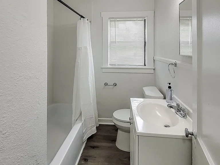 Main house bathroom, rooms 1,2,3,4 &5.