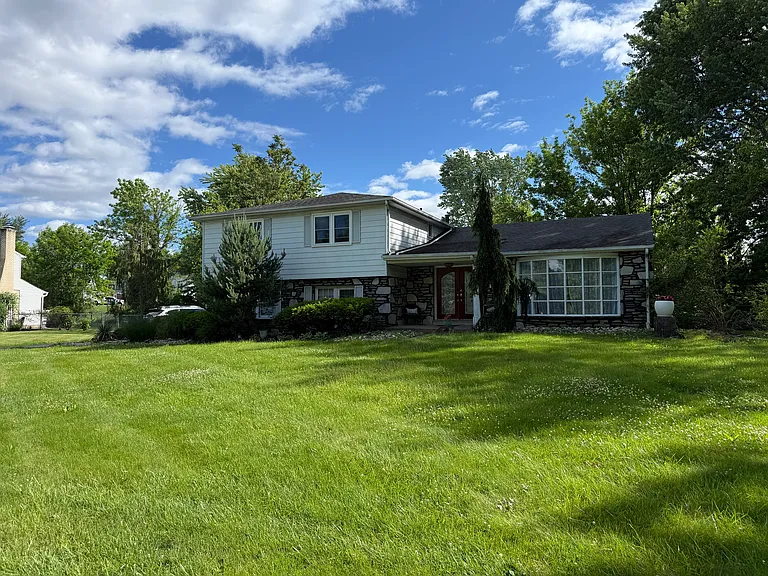 806 Warfield Ln — Photo 1