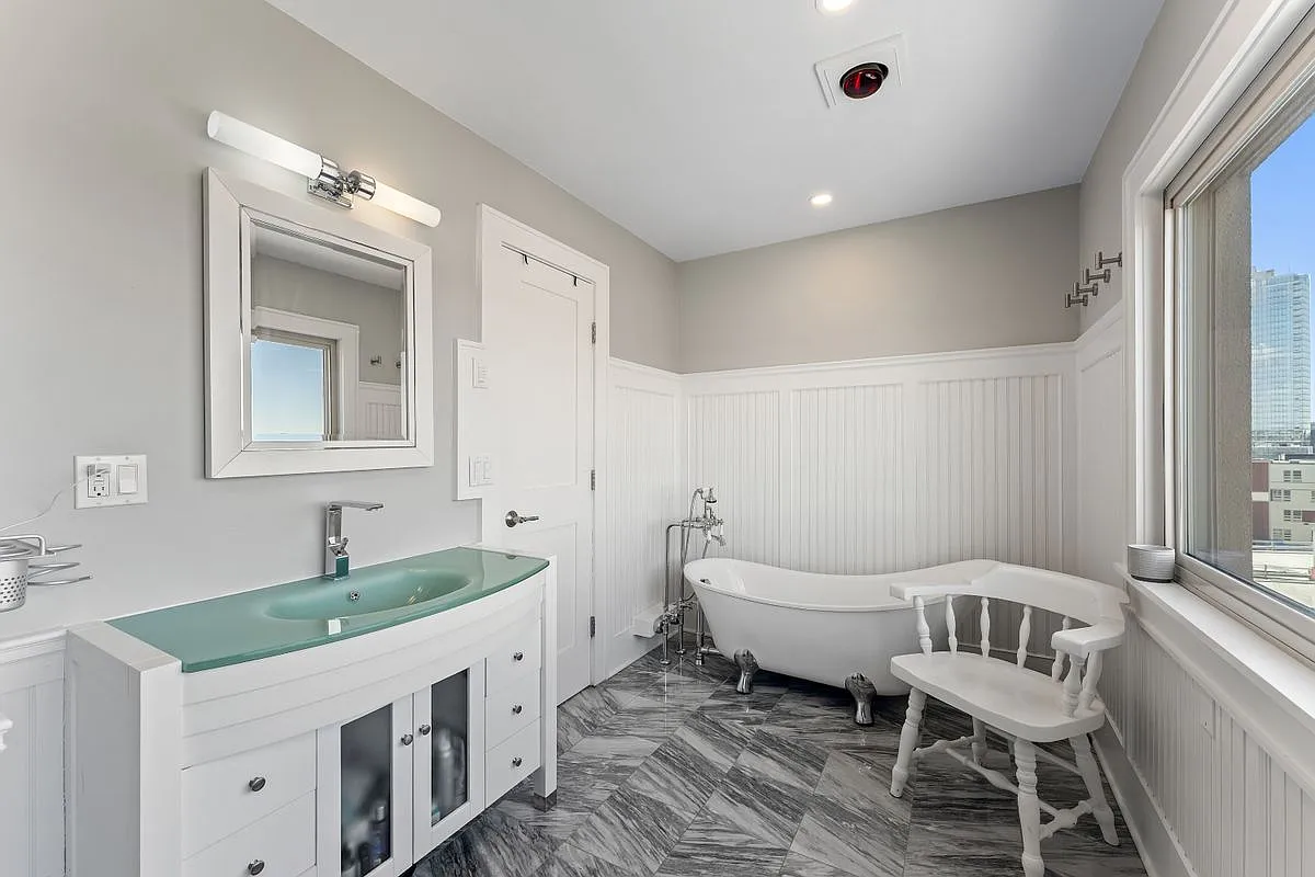 2 bed, 2.0 bath, 1421 sqft, $4,000 — Photo 2