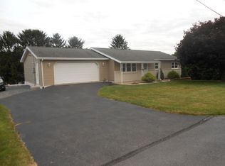 28 Cardinal Ln, Mill Hall, PA 17751