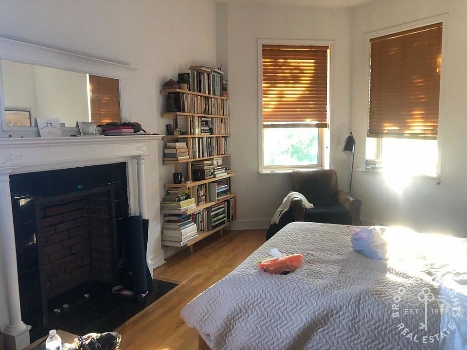 1st image of 8 Garden Pl APT 14