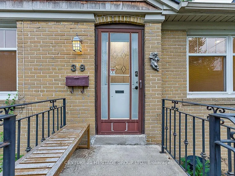 39 Reiner Rd #UPPER — Photo 3
