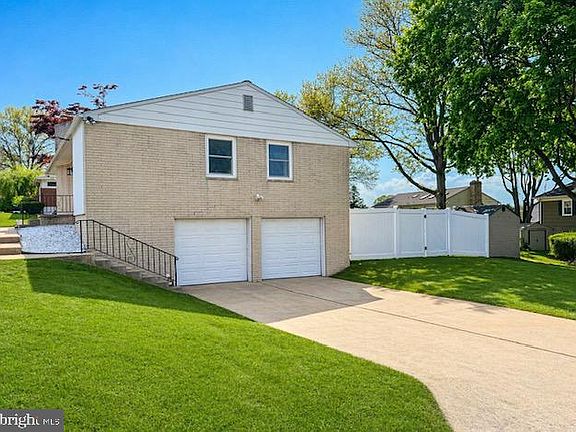 4th image of 555 Woodland View Dr