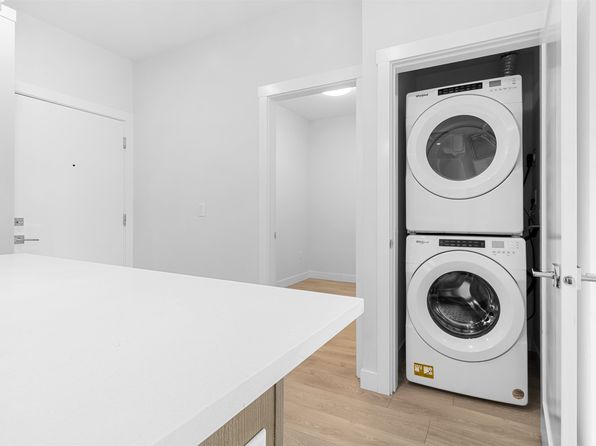 2 bedroom rental in Surrey — photo 17
