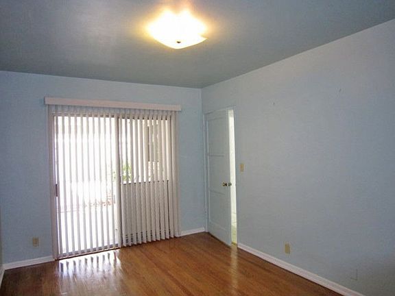 5th image of 1995 Newport Ave