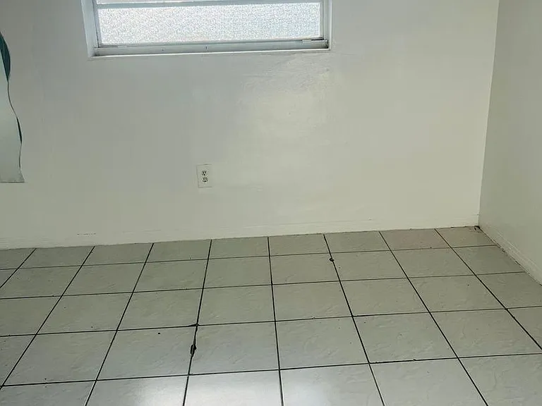 Jaclyn Apartments — Photo 12