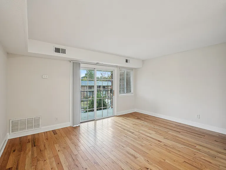 Campus Walk Apartments — Photo 8