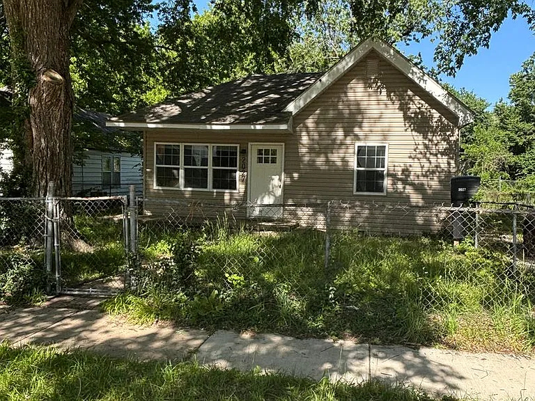 2027 N Weller Ave — Photo 1
