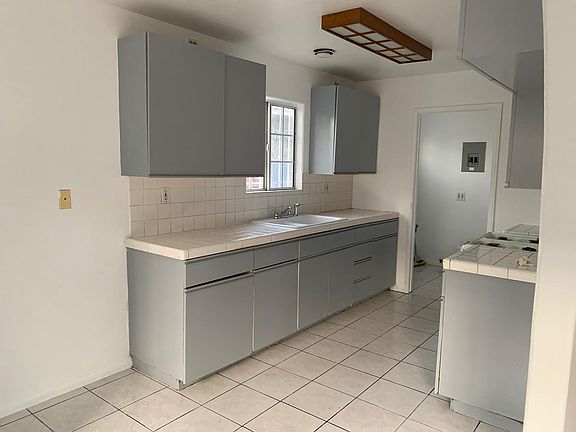 5th image of 1583 W 37th Pl