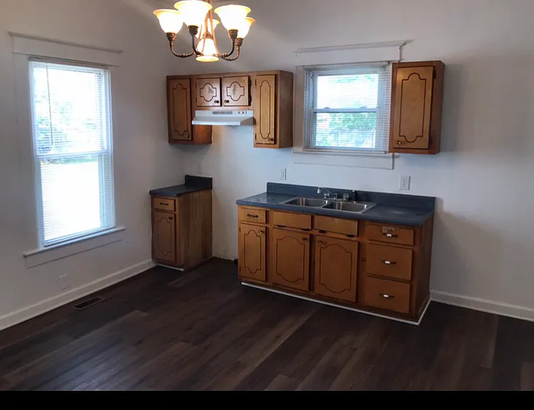 1104 S George St — Photo 2