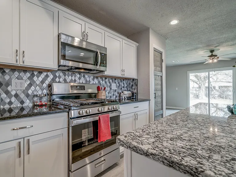 605 Saint James Pl — Photo 38