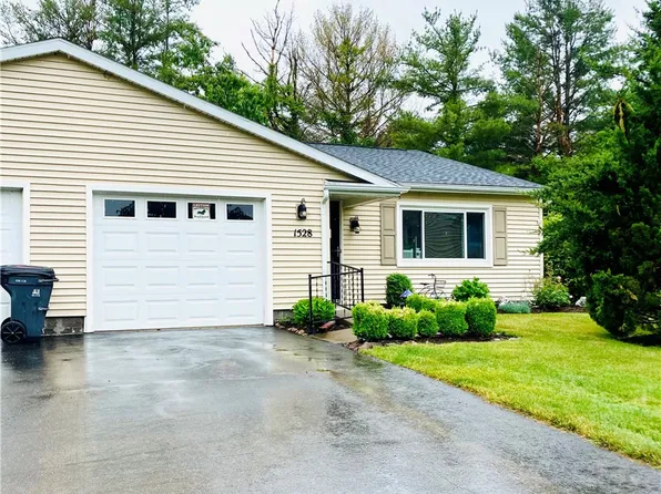 1528 Aster Ter, Walworth, NY 14568