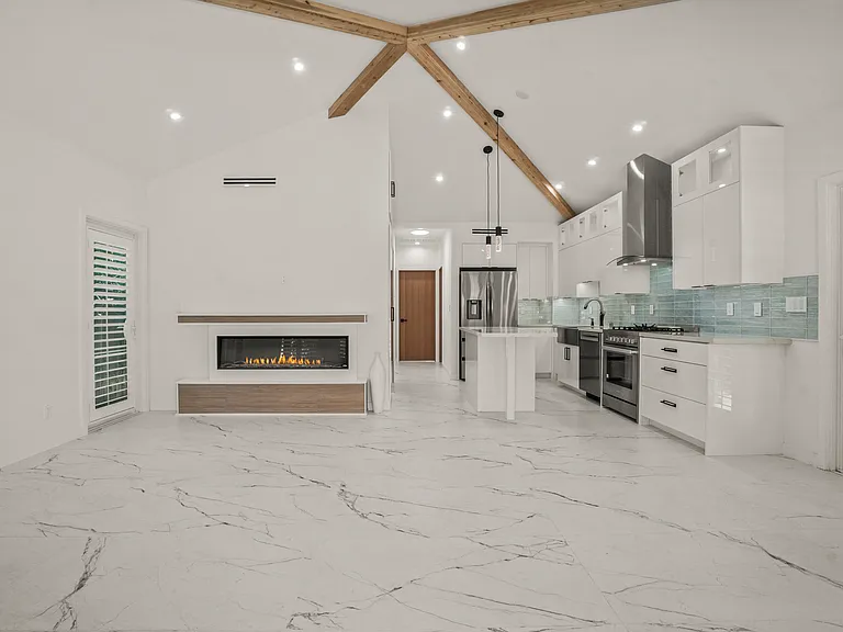 4230 Van Nuys Blvd — Photo 17