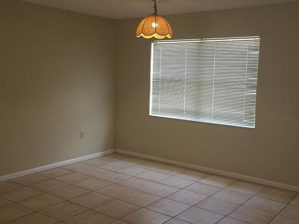 2nd image of 2426 Fernway St