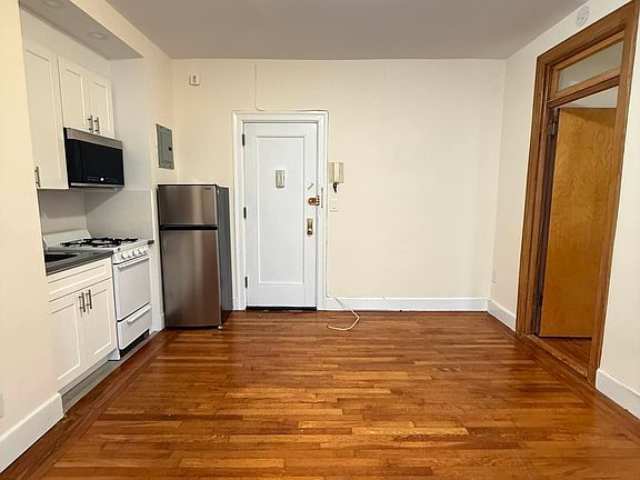 2nd image of 22 W 77th St #58