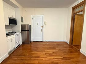 22 W 77th St