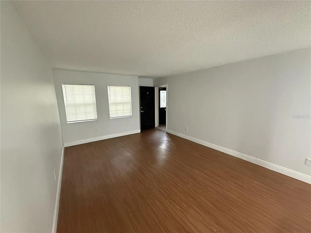 2 bed, 1.0 bath, 949 sqft, $1,800 — Photo 2