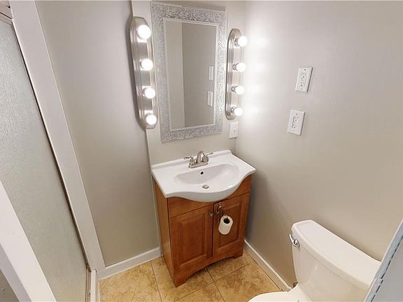 3rd image of 1151 Elm Ave