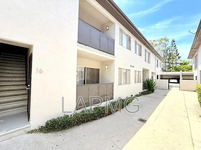 119 N Hillcrest Blvd #16 — Photo 20