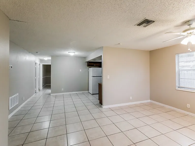 425 SW 74th Ave — Photo 5