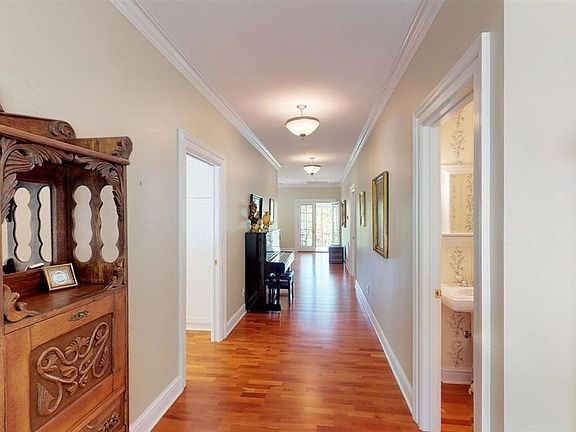 4th image of 685 Lunsford Ln