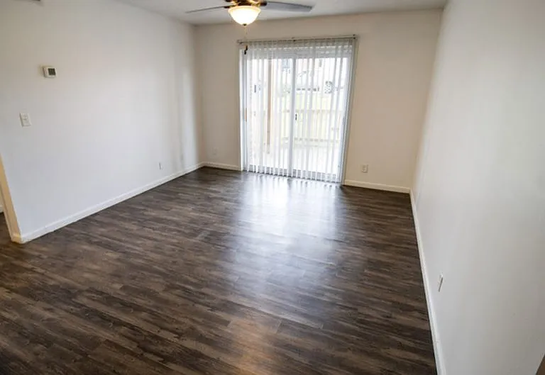 Town & Country Apartments — Photo 8