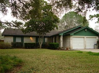 401 Colonial Dr, Friendswood, TX 77546