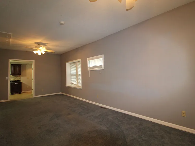 3215 Charlotte St — Photo 10