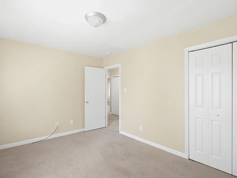 210 E McCulloch St — Photo 22