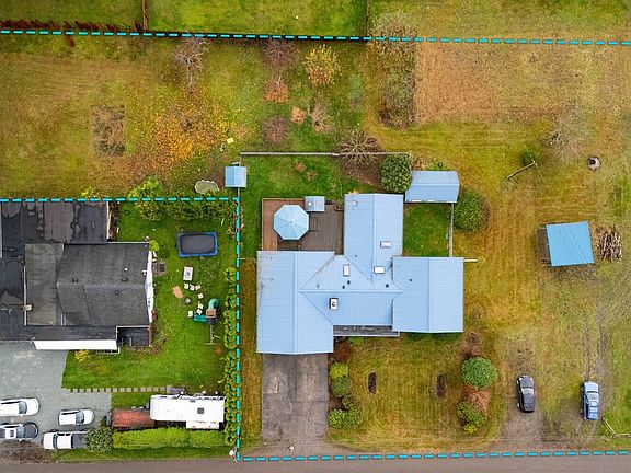 Lot continues behind neighbors. Room for hobbie farm>