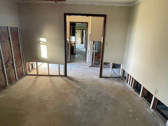 3rd image of 2547 Anderson Rd