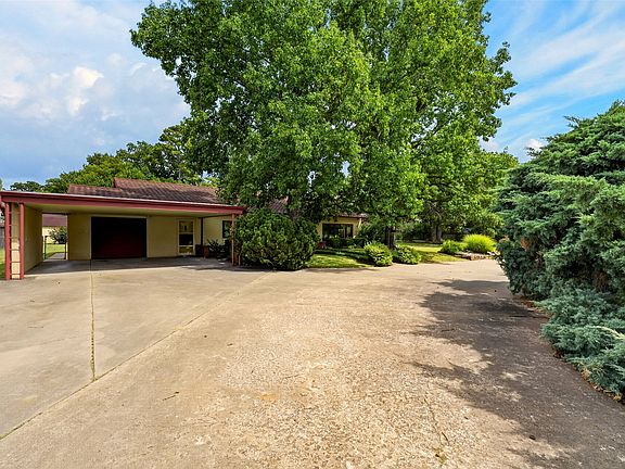 3rd image of 1910 Hillcrest Dr