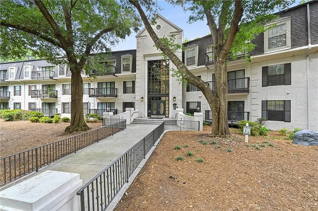 2201 Pine Heights Dr NE — Photo 3