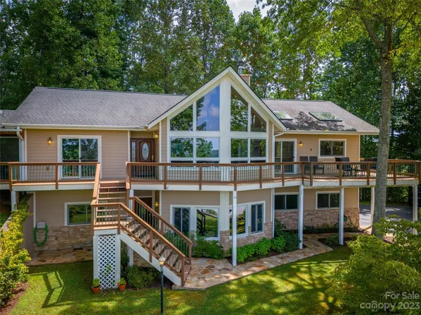 749 Whites Lake Blvd, Saluda, NC 28773