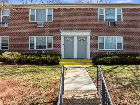 5 York Dr, Edison, NJ 08817