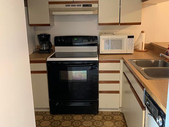 3rd image of 3048 Sir Hamilton Cir #3