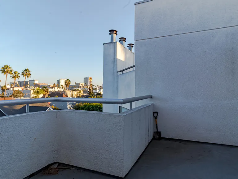 326 Westminster Ave #Penthouse 404 — Photo 20