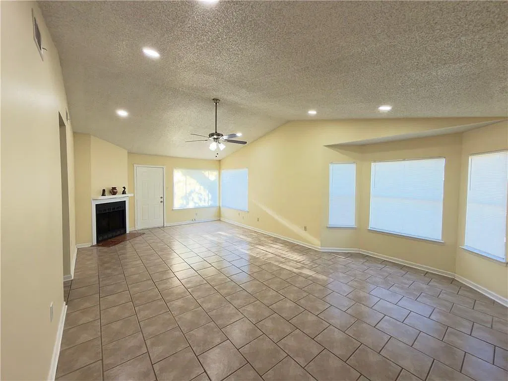 3 bed, 2.0 bath, 1300 sqft, $2,300 — Photo 2