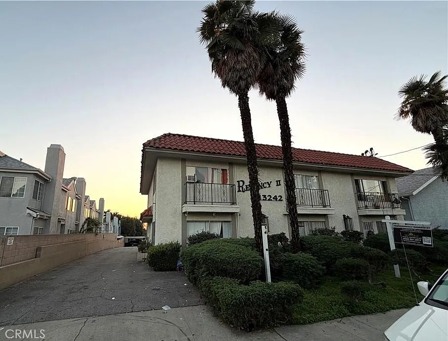 2 bed, 800 sqft, $2,195 — Photo 1