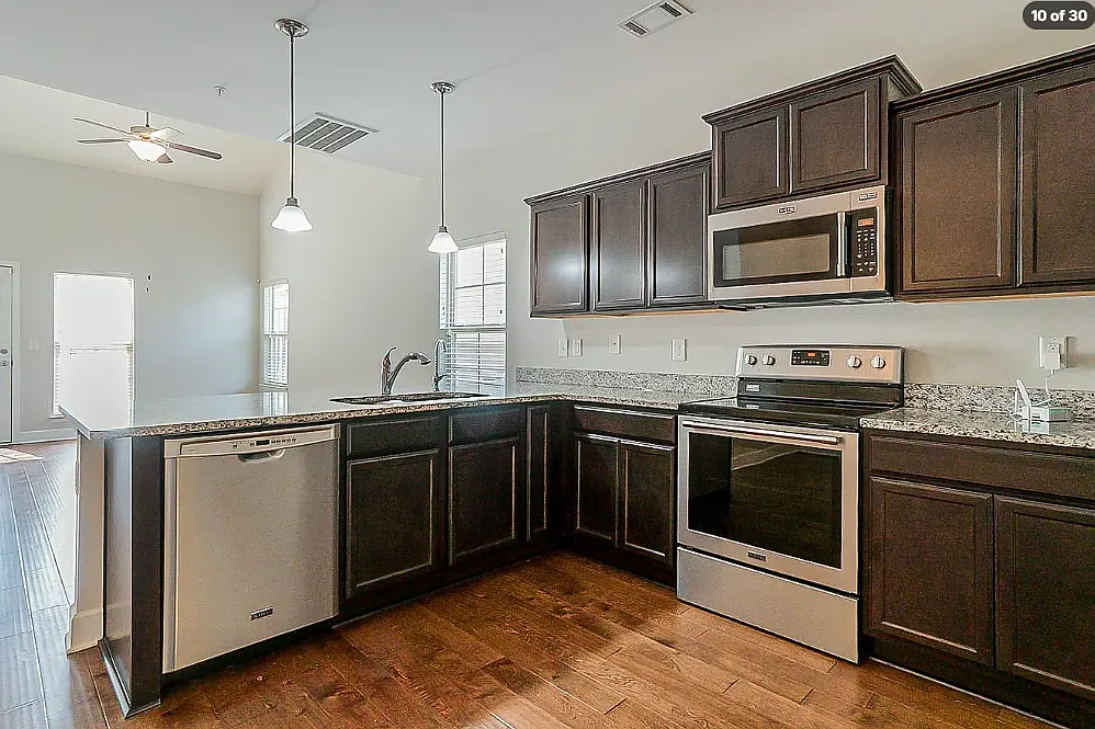 3 bed, 2.5 bath, 1693 sqft, $2,200 — Photo 2