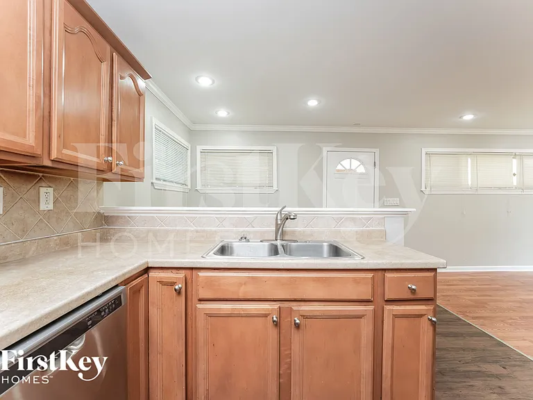 3393 Woods Dr — Photo 8