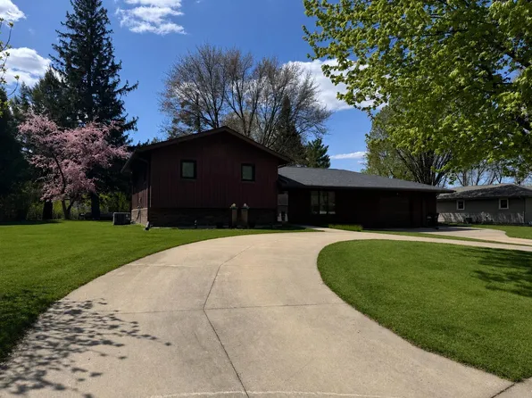 305 W 3rd St, Riceville, IA 50466