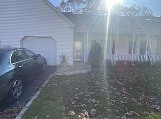 26 Oyster Cove Ln, Blue Point, NY 11715