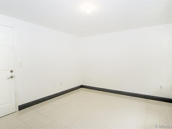 4th image of 18405 NE 27th Ct
