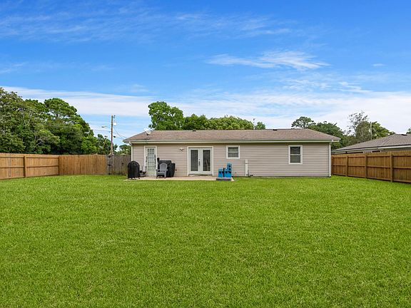 4th image of 48 Poulton Dr NW