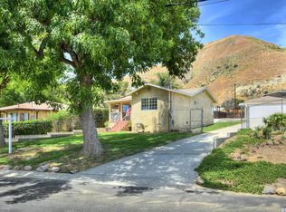 9725 Foothill Pl, Sylmar, CA 91342
